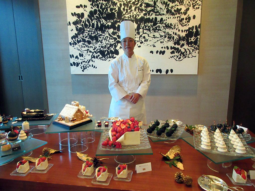 ペストリーシェフ町田桃子氏とクリスマスケーキ